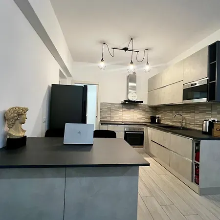 Elegant & Spacious 2br 2ba Unit With Private Patio Apartmán Řím